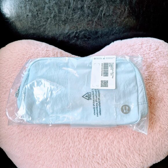 Lululemon Everywhere Belt Bag 1L in Starch Blue, BNWT - Picture 3 of 3